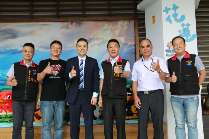 韓國易斯達航空台北分公司支店長王君本(左三)、亞洲航空公司經理張心威(左二)及交通部