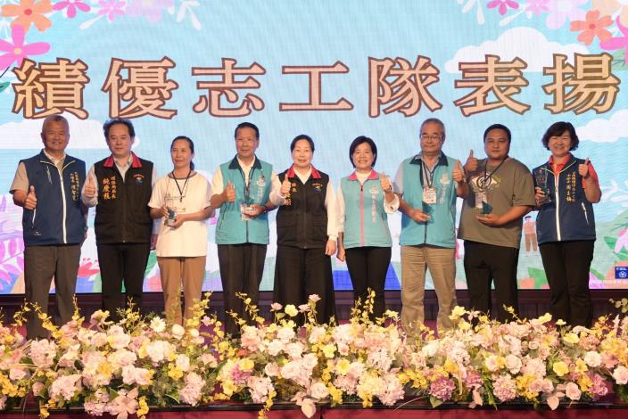 績優志工隊與縣長及吉安鄉長大合照