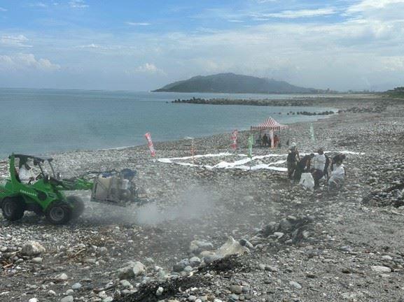 多功能清洗機於海洋污染應變演練執行岸際油污清除.2