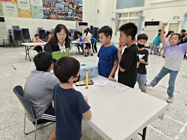 圖一：在學校的全校性社會情緒活動中，學生們主動向校長說明活動進行方式。_0