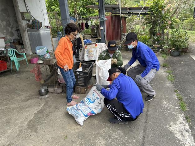 清潔隊協助個體戶整理資收物_0