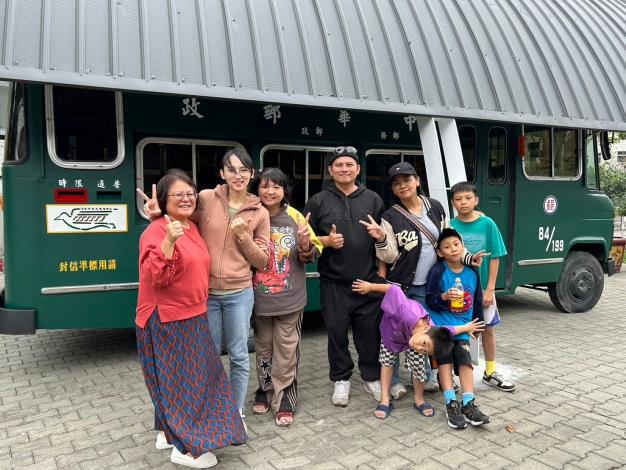 LINE_ALBUM_113.11.23戶所聚餐_交換禮物_250624_1