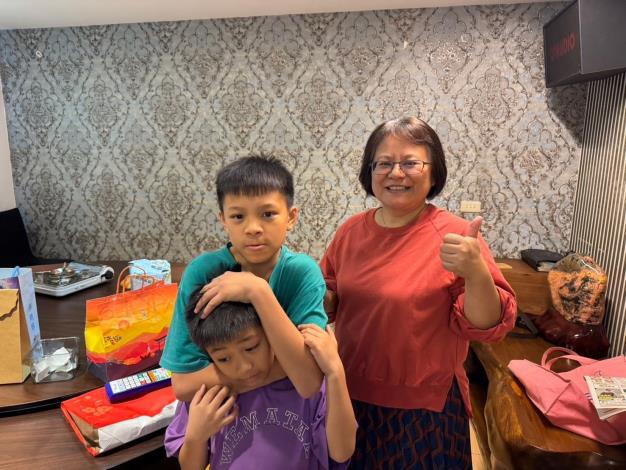 LINE_ALBUM_113.11.23戶所聚餐_交換禮物_250624_16