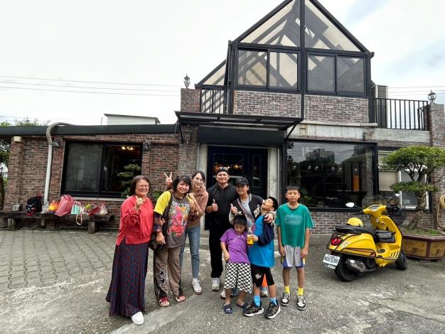 LINE_ALBUM_113.11.23戶所聚餐_交換禮物_250624_8