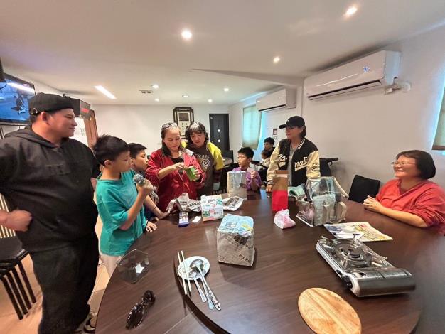 LINE_ALBUM_113.11.23戶所聚餐_交換禮物_250624_11