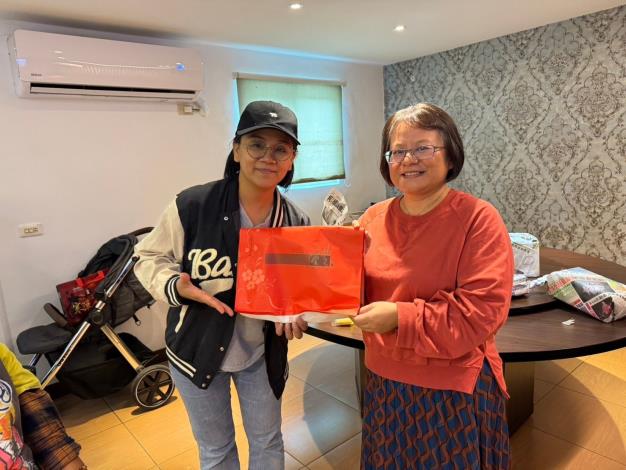 LINE_ALBUM_113.11.23戶所聚餐_交換禮物_250624_12