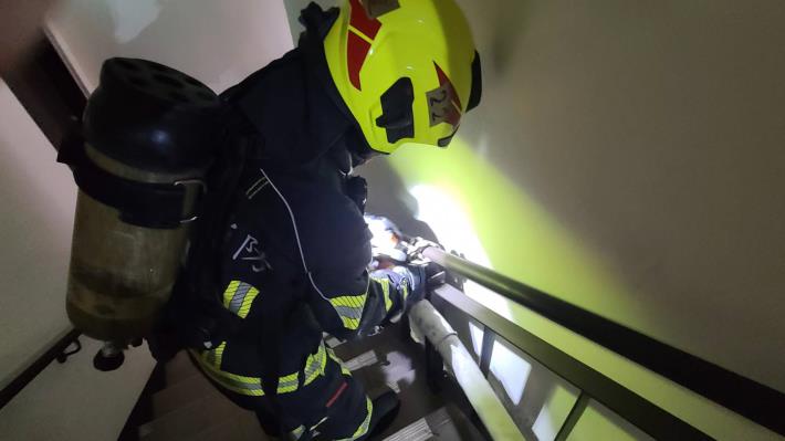 1110708-消防局瑞穗分隊進行梯間佈線演練 強化救災效能 (1)