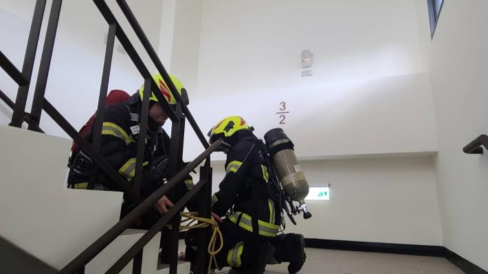 1110708-消防局瑞穗分隊進行梯間佈線演練 強化救災效能 (2)