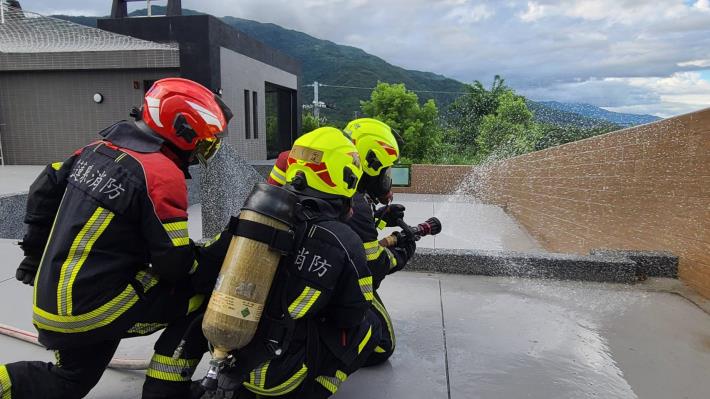 1110708-消防局瑞穗分隊進行梯間佈線演練 強化救災效能 (4)