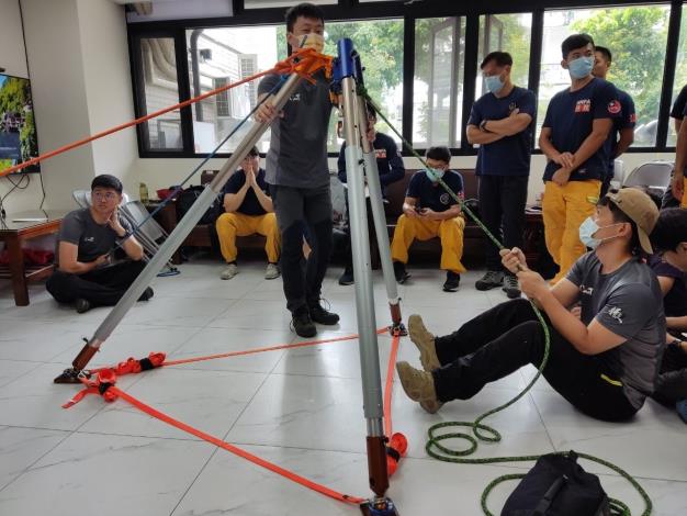 1120617-花蓮縣消防局辦理AZ腳架訓練 提升繩索救援能力 (2)