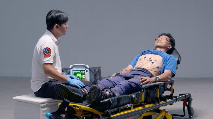 1120815-民眾腹痛求助119  消防局吉安分隊及時使用12導程心電圖發現為心肌梗塞