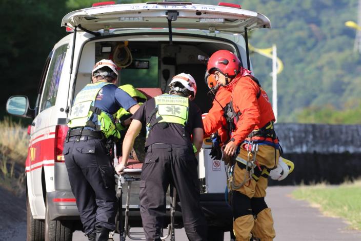 1121109-馬利加南山屋一帶傳登山客滑落邊坡 消防局集結搜救單位及空勤總隊成功救援  (1)