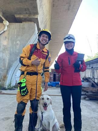 1121129-花蓮縣消防局培訓之搜救犬全數通過中級認證 明年將挑戰高級認證 (4)