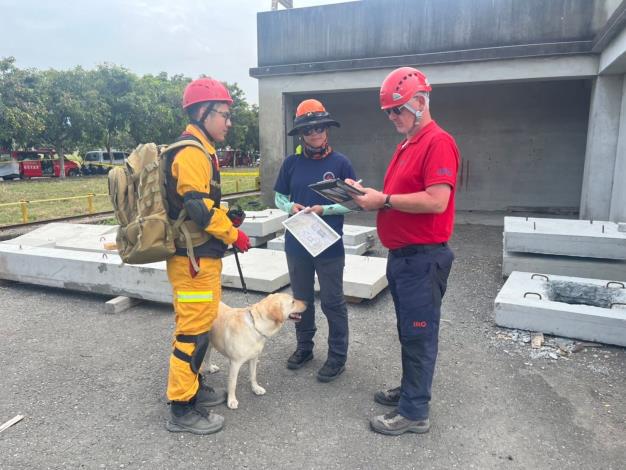 1130329-花蓮縣消防局搜救犬成功通過IRO高級及中級考試 展現出色訓練成果 (4)