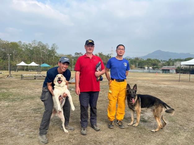 1130329-花蓮縣消防局搜救犬成功通過IRO高級及中級考試 展現出色訓練成果 (2)