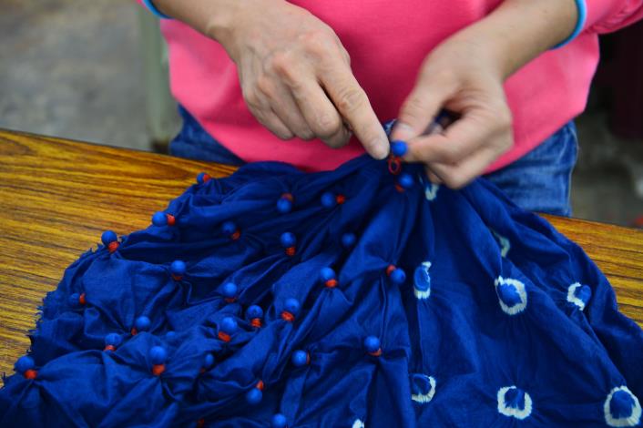 【靚染工坊】藍染｜綁不方式不同，呈現的花色也不同