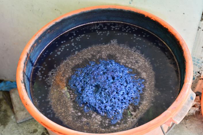 【靚染工坊】藍染｜藍染是否成功，關鍵就在養藍泥