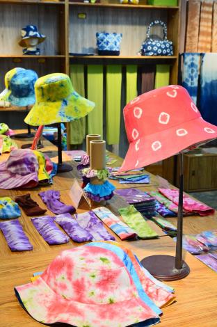 【靚染工坊】藍染｜工坊裡展示各種藍染作品