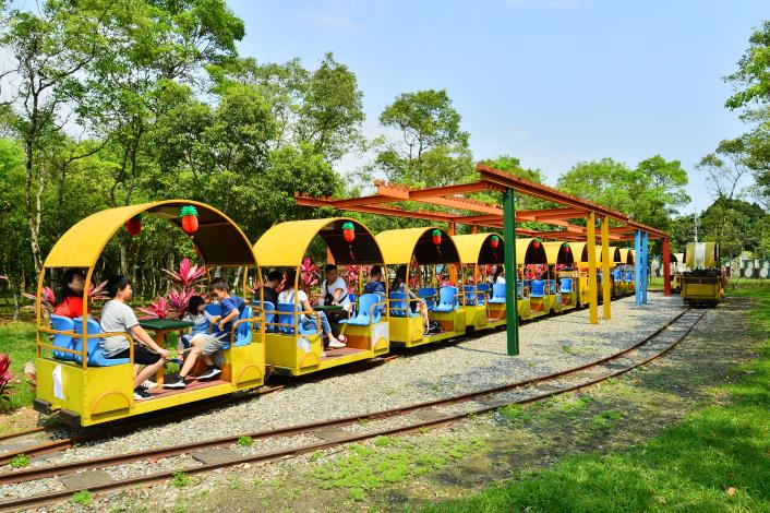 V【富興客棧】土鳳梨｜搭小火車遊園，也很受遊客歡迎.JPG