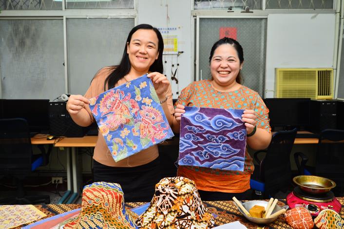 【印尼客家風蠟染】江瑞娥｜楊雪霞(左)與黃愛婷把印尼蠟染融入台灣客家文化裡.JPG