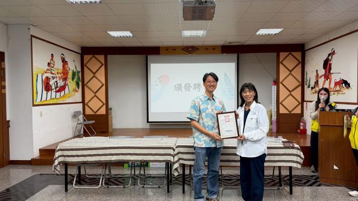 主任頒發委員證書
